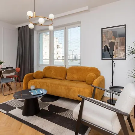 With Balcony Downtown By Renters Apartment *